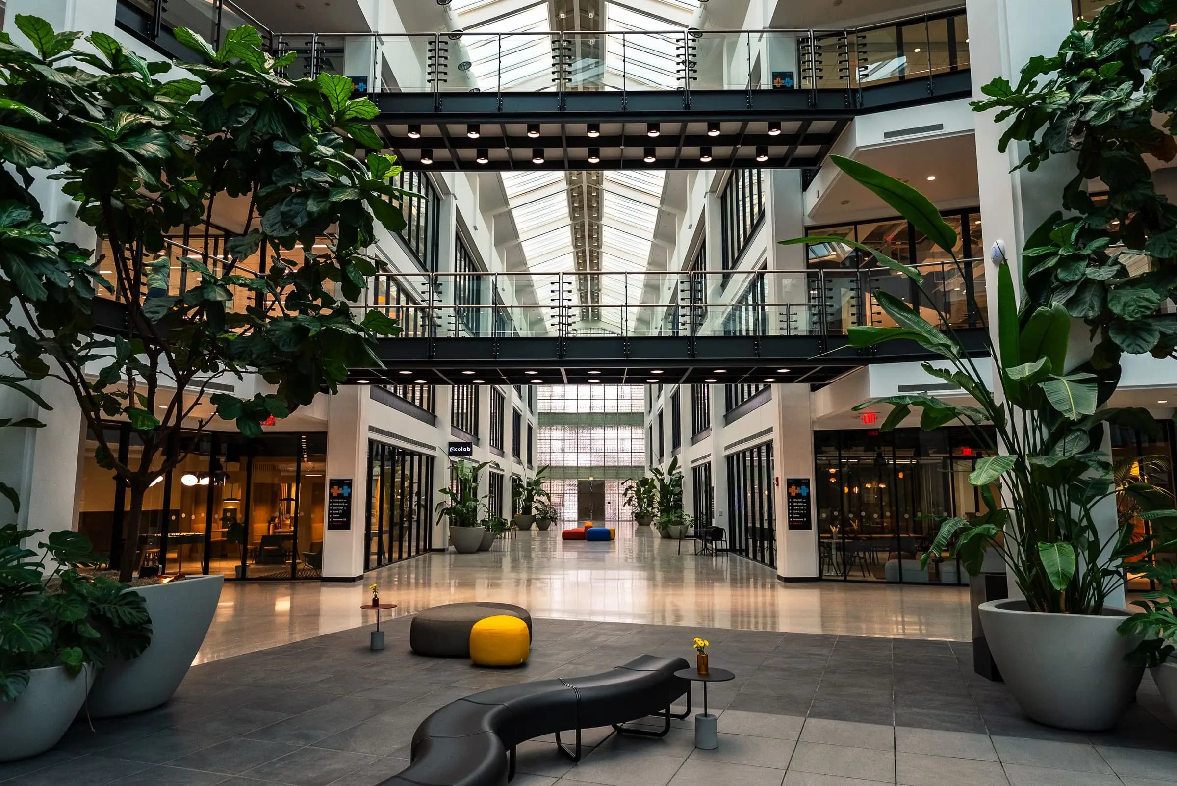 Aydınlık modern ofis atriyumu